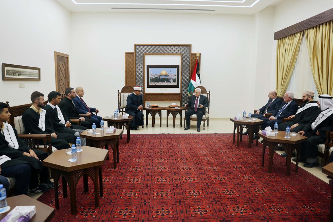 الرئيس محمود عباس يستقبل أوائل الفائزين بمسابقات حفظ القرآن الكريم. (تصوير ثائر غنايم/وفا)